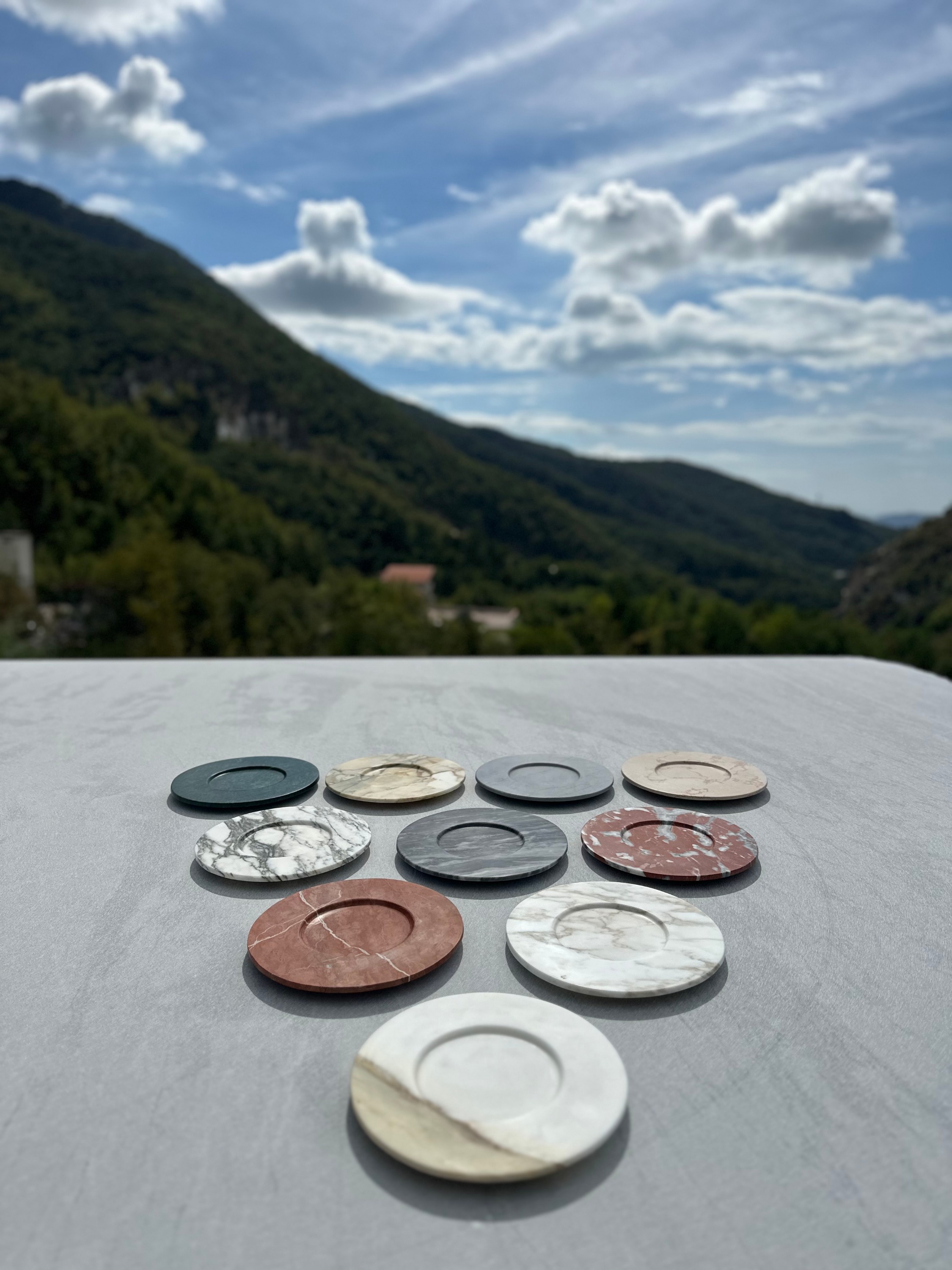 Oggetti in marmo esposti su una lastra